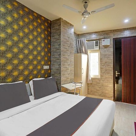 Collection O Model Town Metro View Hotel New Delhi Exterior foto