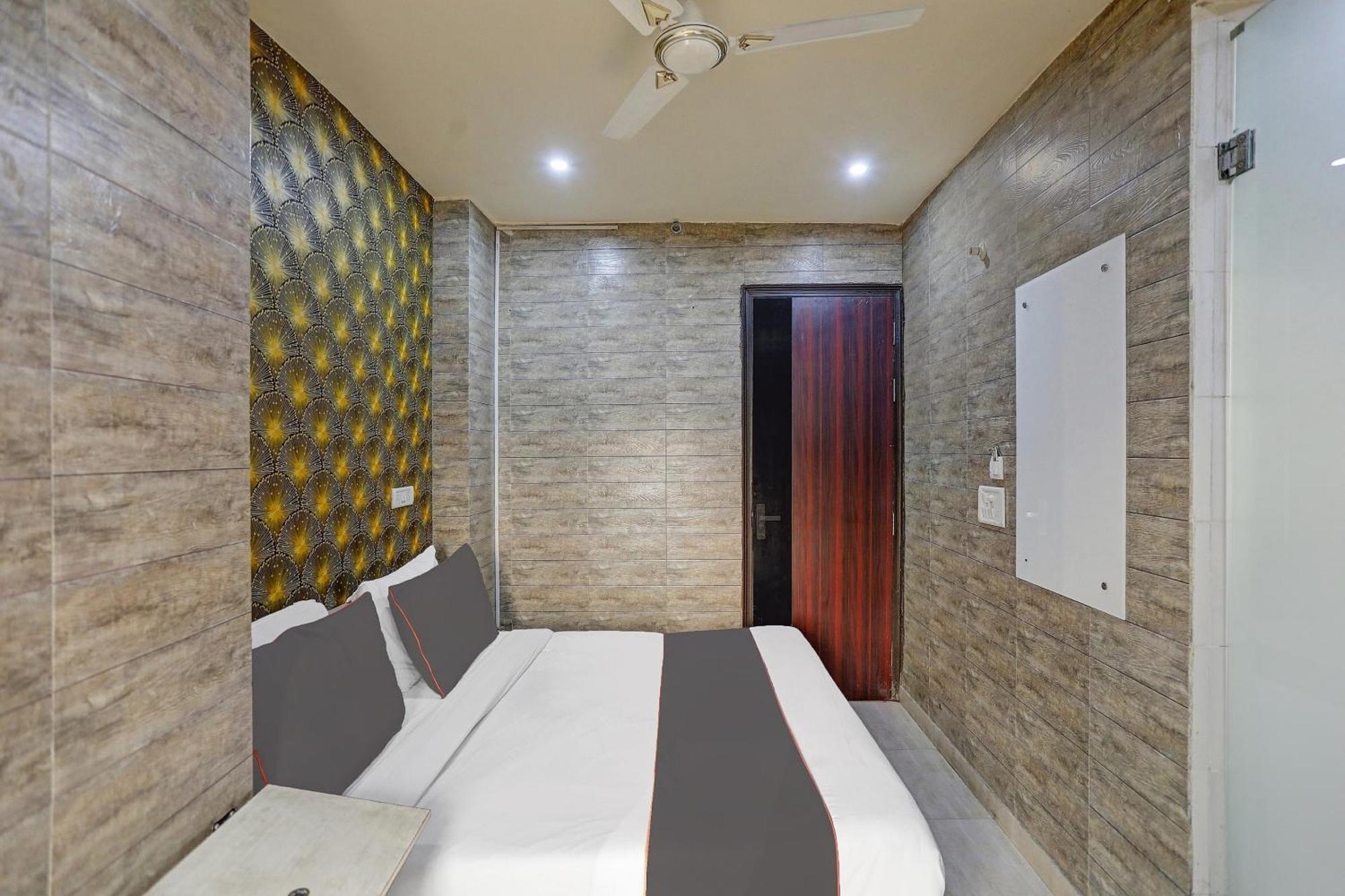 Collection O Model Town Metro View Hotel New Delhi Exterior foto