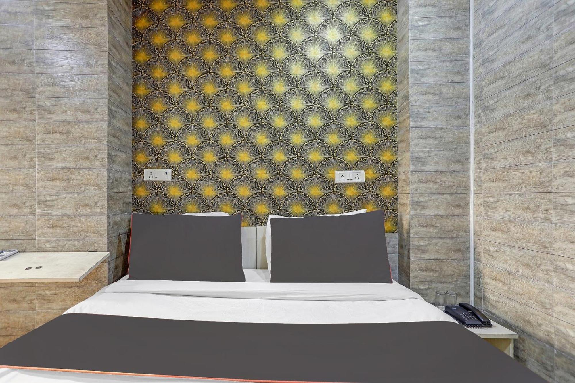 Collection O Model Town Metro View Hotel New Delhi Exterior foto