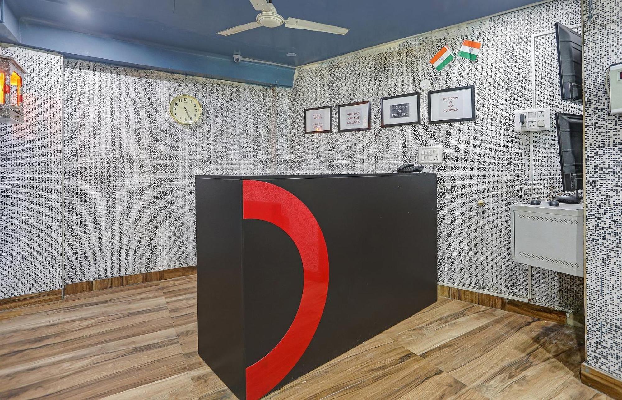 Collection O Model Town Metro View Hotel New Delhi Exterior foto
