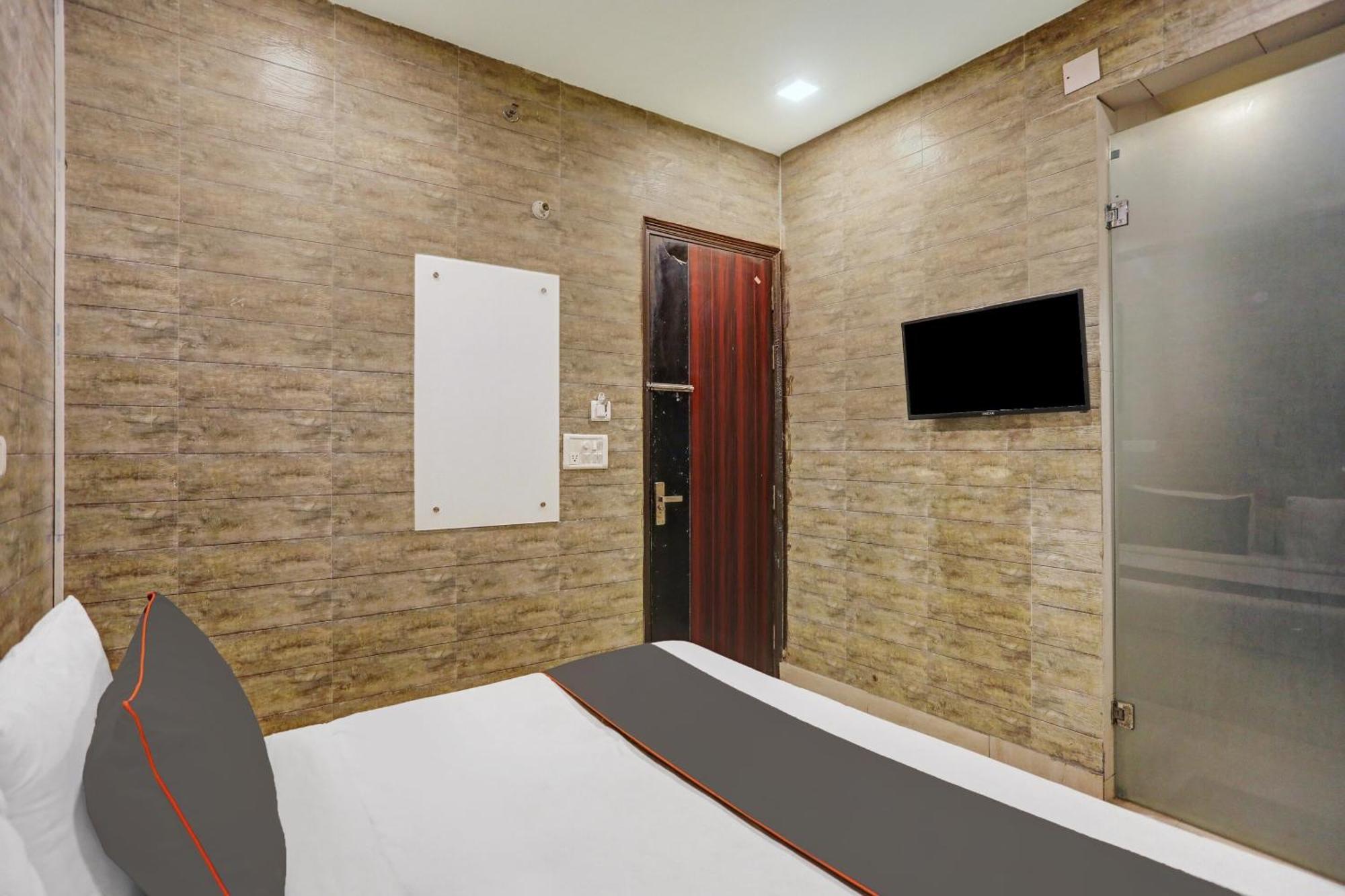 Collection O Model Town Metro View Hotel New Delhi Exterior foto