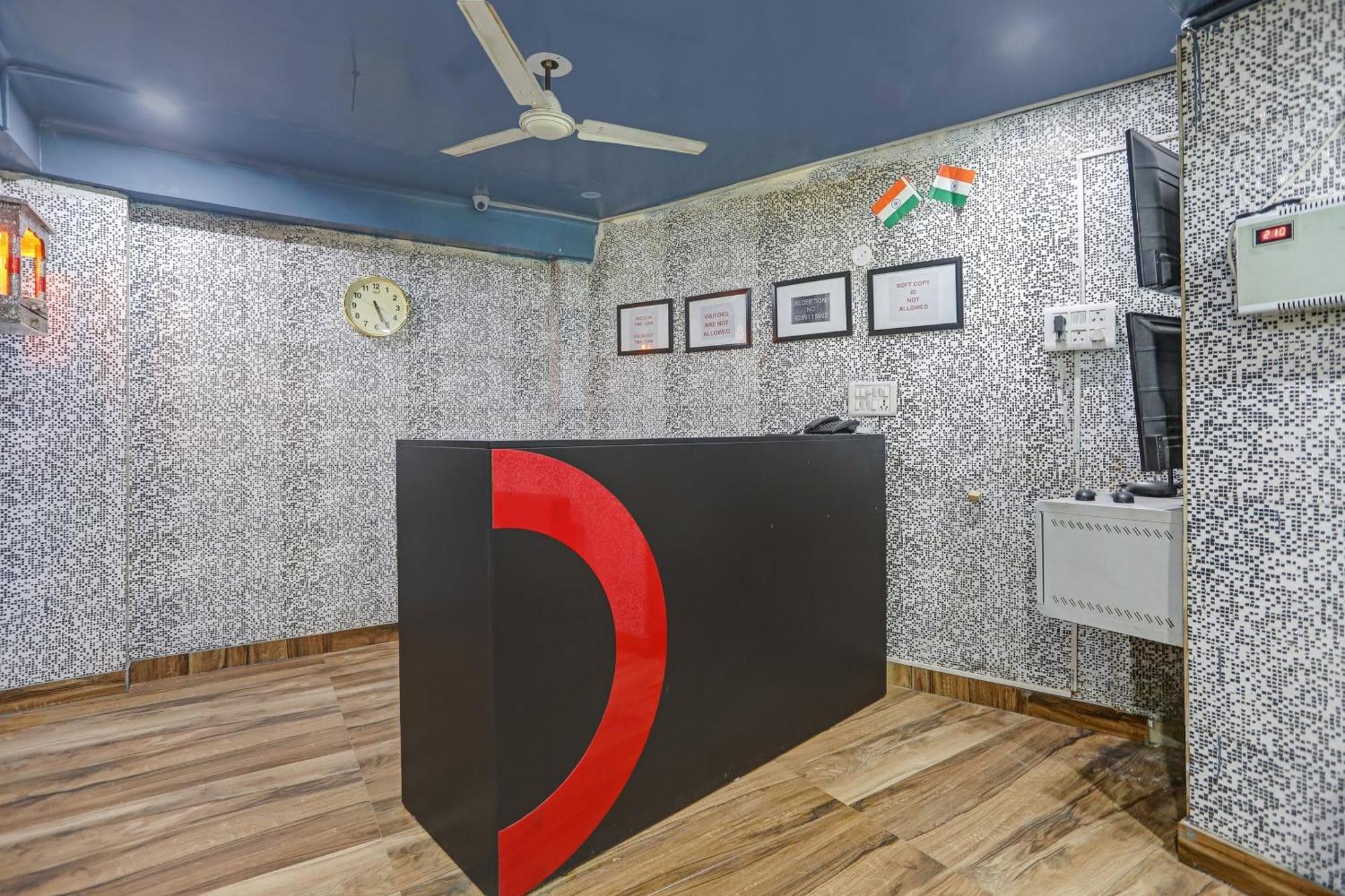 Collection O Model Town Metro View Hotel New Delhi Exterior foto